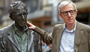 Ženske zahtevajo odstranitev kipa Woodyja Allena v Španiji