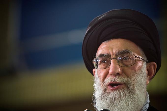 Trump je pred volitvami ostro kritiziral jedrski dogovor z Iranom, ki ga je sklenila Obamova administracija. Iranski zunanji minister Mohamed Džavad Zafiri je po volitvah že pozval Trumpa, naj se drži dogovora. Toda iranski verski voditelj Ali Hamenei (na fotografiji) je že brezbrižno dejal, da bo rade volje zažgal sporazum, če bo Trump odstopil od njega. | Foto: Reuters