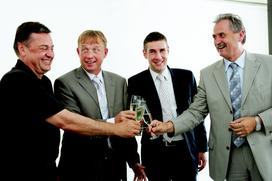 Podpis prodajne pogodbe za trgovski center v Stožicah. Zoran Janković. Uroš Ogrin, generalni direktor Delta Real Estate Dejan Racić in Zlatko Sraka.