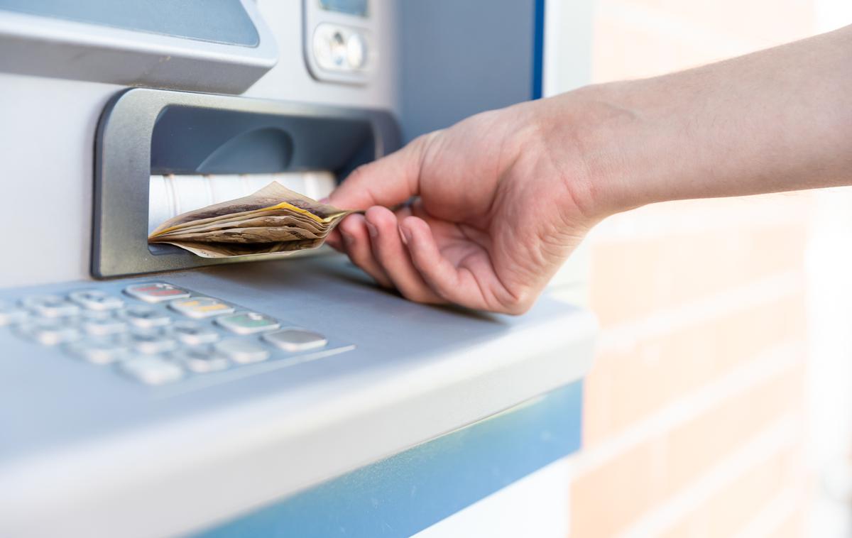 bankomat | Dvig bodo hrvaške banke zaračunale različno, najbolje je poiskati Erste, ki dostopnine sploh ne zaračunava.  | Foto Getty Images