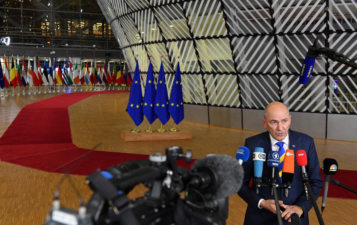 Premier Janez Janša ob prihodu na vrh EU v Bruslju | Premier Janez Janša je pozdravil odločitev Nemčije o ustavitvi projekta plinovoda Severni tok 2. Verjame, da je to nekaj, kar bo korenito spremenilo "igro", vendar je treba narediti korak naprej. | Foto Reuters