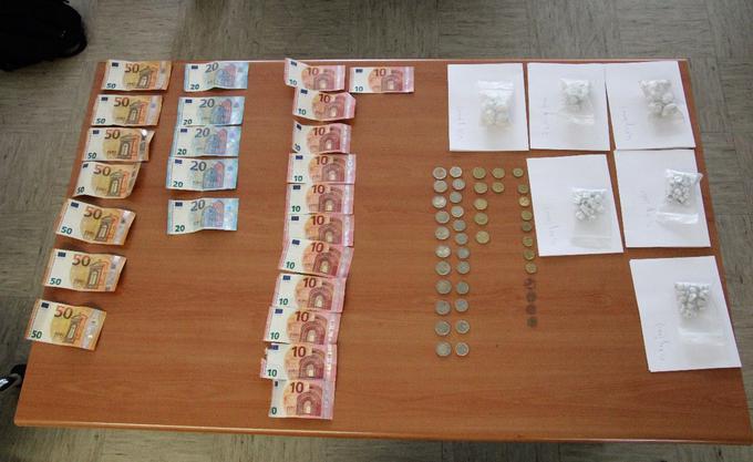 V preiskavi so policisti našli še denar, za katerega sumijo, da izhaja iz prodaje prepovedanih drog. | Foto: PU Ljubljana