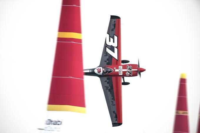Na letošnjih treh dirkah Red Bull Air Race je imel Podlunšek še klasične, torej navzgor obrnjene zavihke krila. | Foto: 