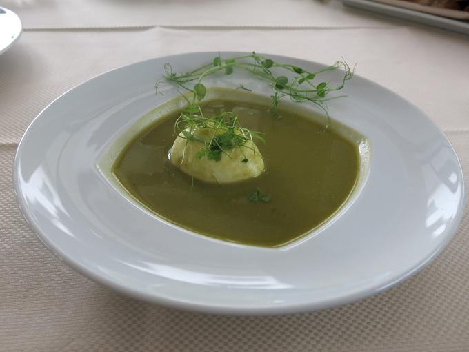 Špargljeva juha s trdo kuhanim, ne poširanim jajcem | Foto: Miha First