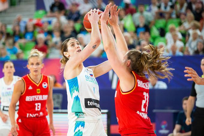 Eva Lisec je dosegla 12 točk, tekmo pa zaradi petih osebnih napak končala predčasno. | Foto: Siniša Kanižaj/Sportida