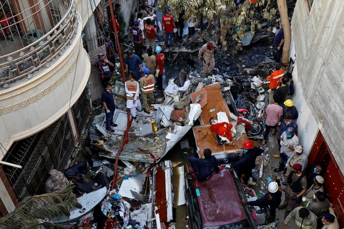 V letalski nesreči v Pakistanu je umrlo 97 ljudi, dva potnika sta strmoglavljenje preživela. | Foto: Reuters