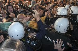 Policija s solzivcem nad protestnike v Podgorici (video)
