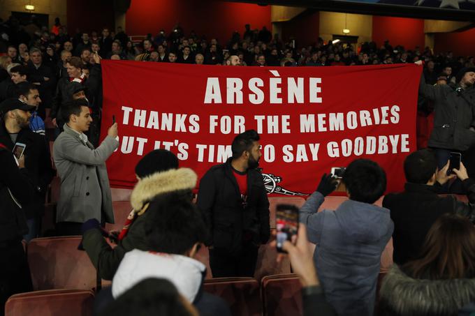 Na štadionu Emirates na srečanju med Arsenalom in Bayernom ni manjkalo sporočil navijačev, da se je čas Arsena Wengerja na trenerskem položaju topničarjev iztekel. | Foto: Reuters
