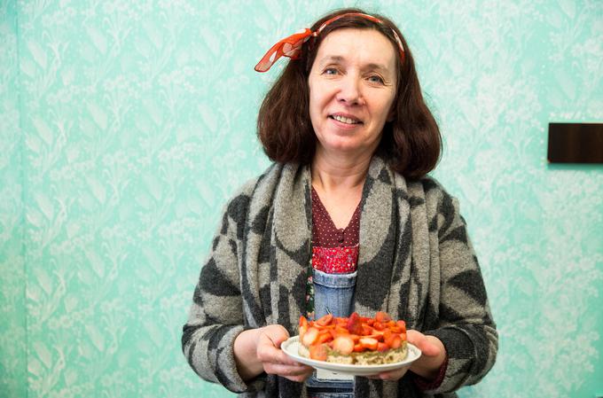 Tatjana Danijel, babičina kuharica, ima ob presni sadni torti še številne druge ideje in predloge za pripravo najrazličnejših jedi, ki bo tako hrano zaščitila pred tem, da ni postala odpadek. | Foto: Vid Ponikvar