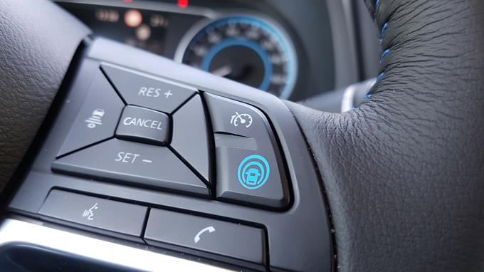 Leaf ponuja tudi možnost aktivnega radarskega tempomata, avtomobil zna predvsem na avtocesti dobro držati smer vožnje in razbremeniti voznika. | Foto: Gregor Pavšič