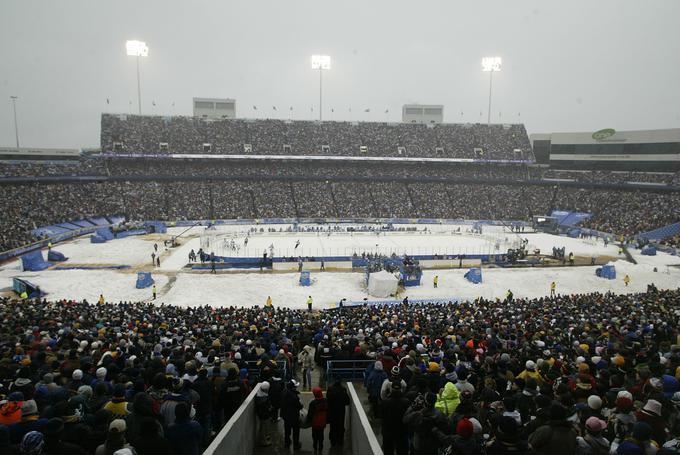 Hokejisti Pittsburgha so redni gostje zimskih klasik v ligi NHL. Leta 2008 so igrali pred 71.217 gledalci. | Foto: Getty Images