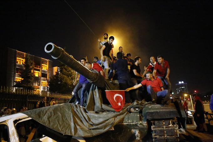Julija 2016 je del vojske skušal vreči z oblasti Erdogana. Ni jim uspelo. Po poskusu državnega udara je turška oblast razglasila izredne razmere, ki še vedno trajajo. | Foto: Reuters
