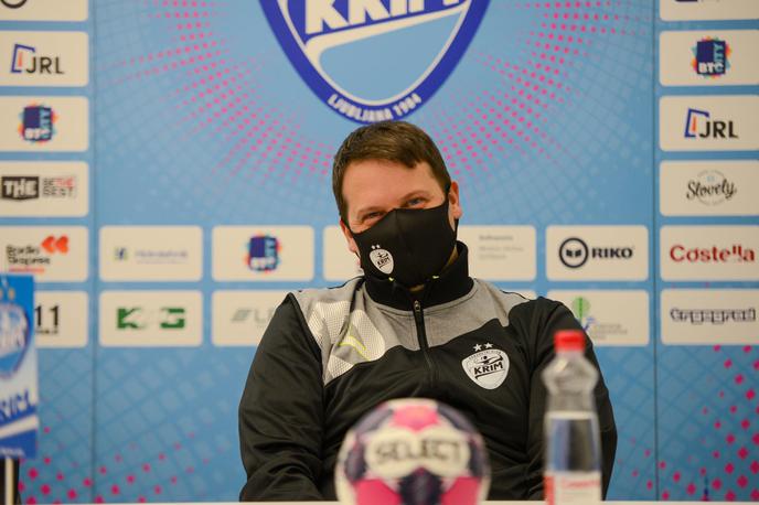 Uroš Bregar | Uroš Bregar od svojih rokometašic pričakuje pogumno igro. | Foto Rk Krim Mercator