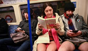 Množica Londončanov brez hlač na podzemno železnico #foto