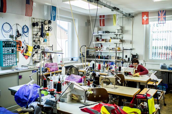 V podjetju Dali šport v Lescah izdelujejo smučarskoskakalne drese, drese za veslanje, kolesarjenje, pohodništvo, ... V podjetju je sedem zaposlenih.  | Foto: Vid Ponikvar