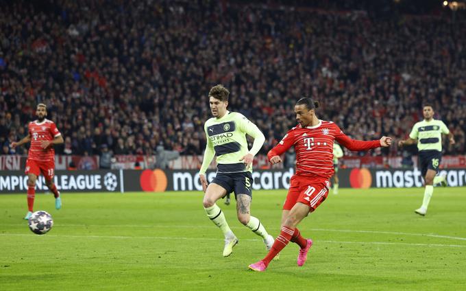 Leroy Sane je imel v 17. minuti lepo priložnost za vodstvo Bayerna, a je sprožil mimo vrat. | Foto: Reuters