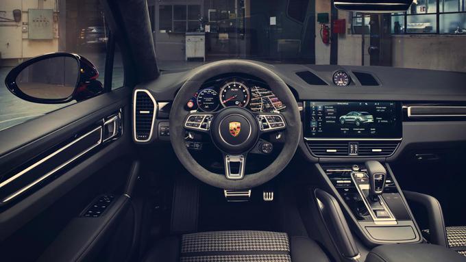 Notranjost coupeja je športna in prestižno elegantna. Gumb za izbiro načina vožnje je ergonomsko nameščen pod desno prečko volanskega obroča. | Foto: Porsche