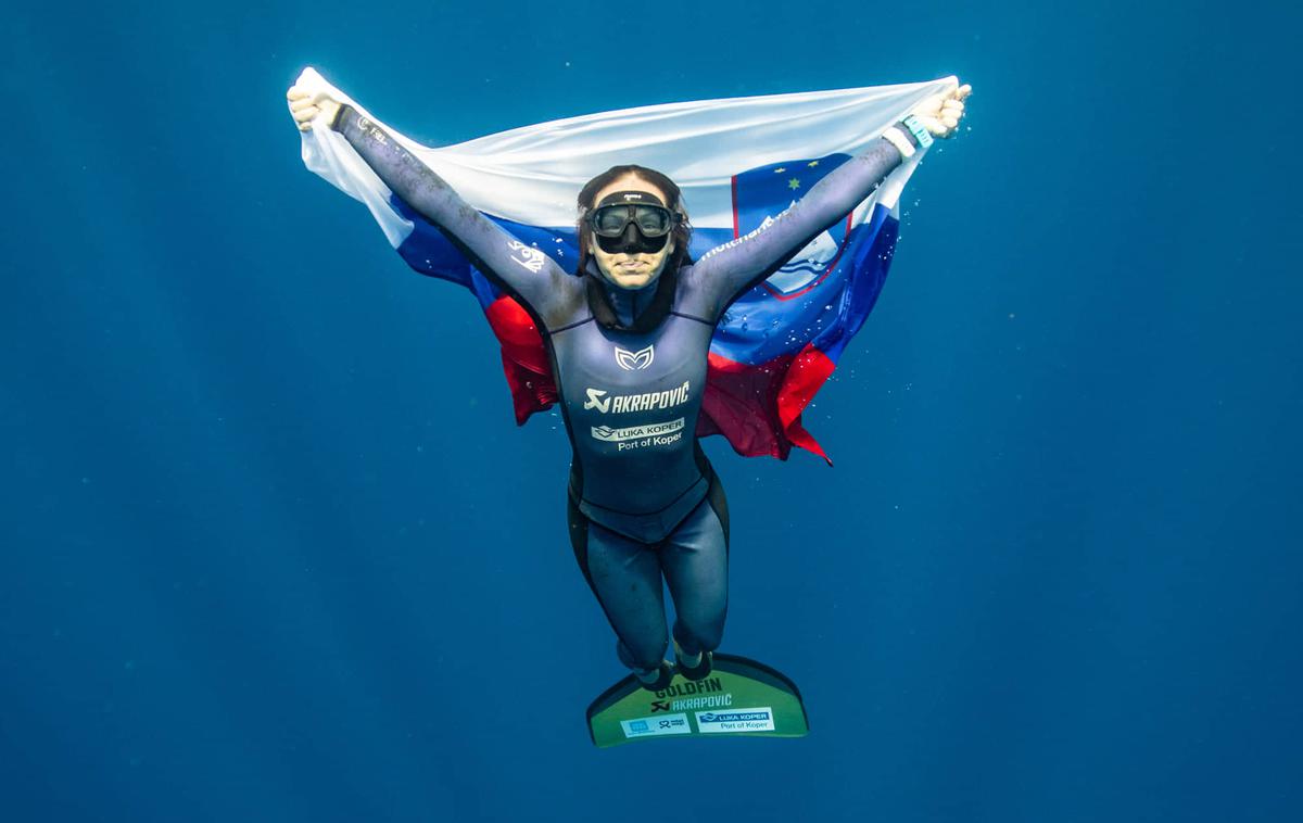 Alenka Artnik | Alenka Artnik se je na honduraškem otoku Roatan na Karibih potopila 113 metrov pod gladino morja. To je osupljiv svetovni rekord, a je dosežek uspel tudi Slovenkini veliki tekmici in prijateljici, Italijanki Alessii Zecchini. | Foto Alex St. Jean