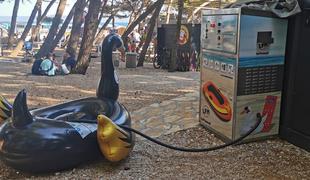 Na znani hrvaški plaži postavili "luftomat" za napihovanje blazin