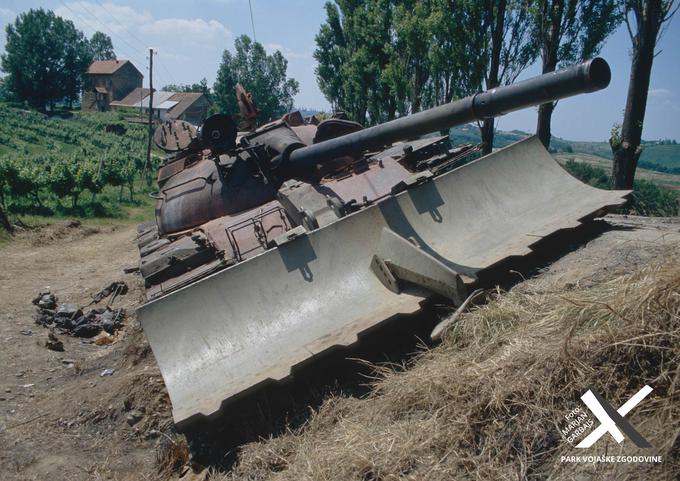 Uničen tank T-55 pri Kogu v Slovenskih goricah 7. julija 1991. | Foto: Park vojaške zgodovine