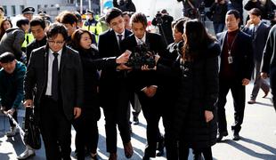 Korejska zvezdnika zaradi spolnega škandala obsojena na zaporno kazen #video