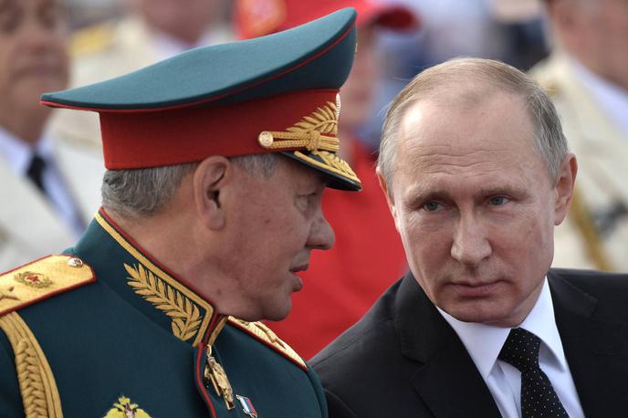 Vladimir Putin in Sergej Šojgu | Na posnetkih iz zraka, ki jih je prikazala ruska televizija in naj bi prikazovali Marinko, je sicer večinoma mogoče videti zgolj kupe ruševin. "Želim vam čestitati. To je uspeh," je Šojguju dejal Putin. | Foto Guliverimage