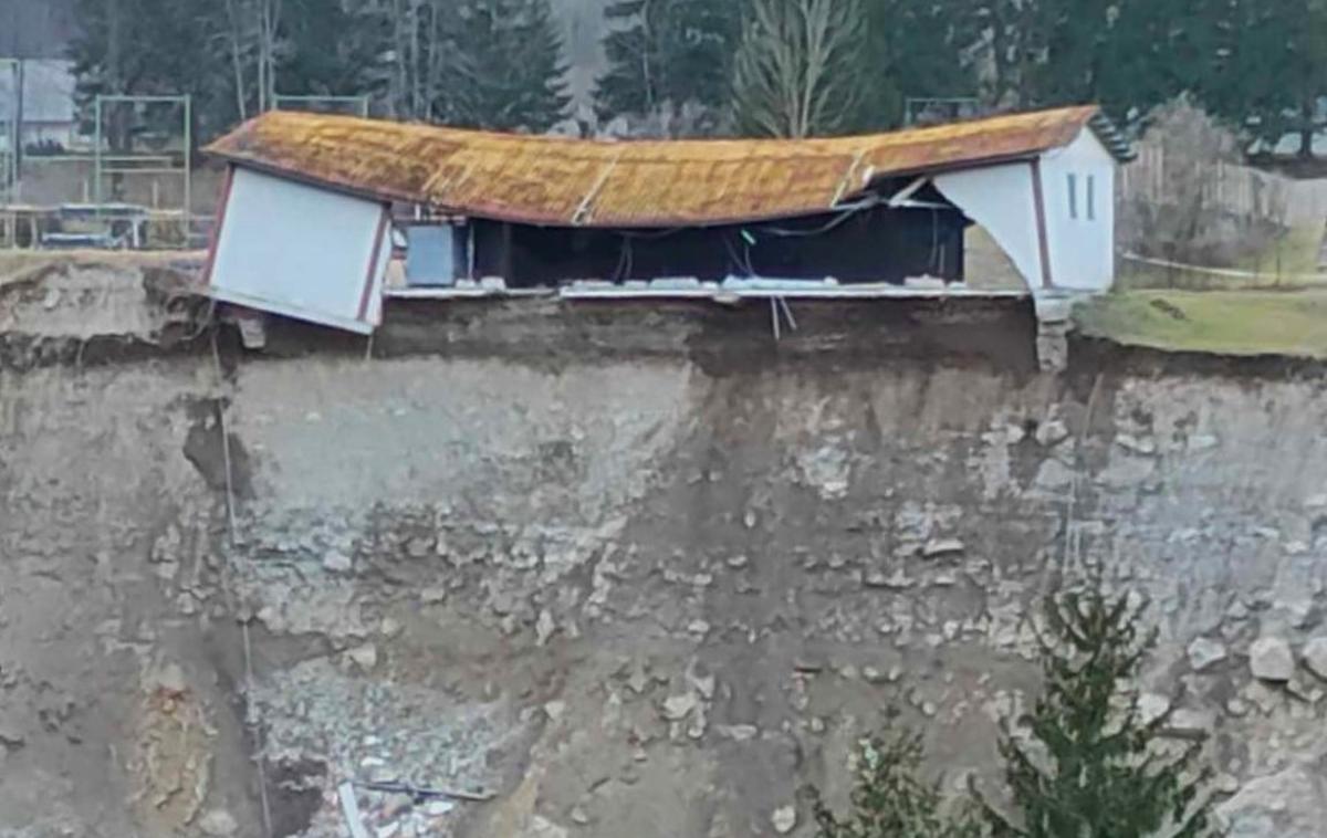 Vojašnica | Rušenje objekta so zaradi slabega vremena ustavili. | Foto Slovenska vojska/X