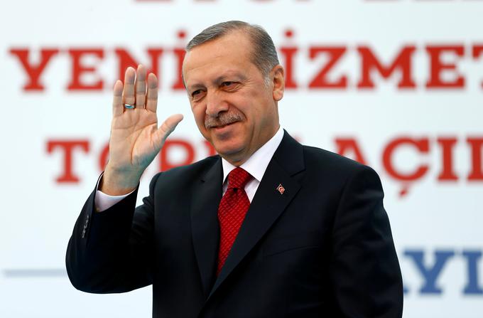 V času, ko Turčijo pretresajo politične turbulence, je Erdogan v njej videl trdnjavo enotnosti države ob Bosporju. | Foto: Reuters