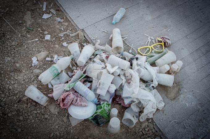 Nekaj smeti je v ponedeljek zgodaj zjutraj še spominjalo na živahen konec tedna v dolini pod Poncami, a so jih delavci komunale hitro odstranili. | Foto: Matic Klanšek Velej/Sportida