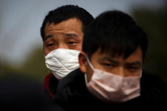Obiskovalce iz Kitajske, ki bodo prestali osnovno preverjanje, na kongresu MWC čakata še merjenje temperature in pa potrditev, da v zadnjem času niso bili v stiku z nikomer, ki bi bil okužen s koronavirusom. Kako natanko bodo organizatorji MWC to ugotovili oziroma preverili, ali obiskovalec govori resnico, sicer ni znano.  | Foto: Reuters