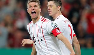 Münchenčani odpihnili Bayer, "hat-trick" Thomasa Müllerja