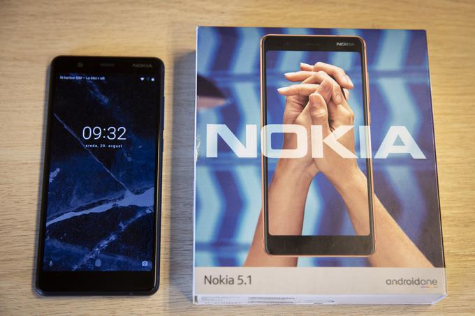 Glede lanskega predhodnika je vidna novost pametnega telefona Nokia 5.1 v razmerju stranic zaslona, ki je zdaj 18:9 oziroma dva proti ena, a zaradi tega ni videti, da je telefon v celoti večji. | Foto: Bojan Puhek