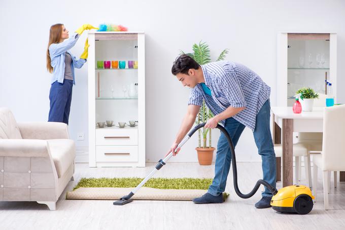 Povprečna Evropejka in povprečni Evropejec sta v svojem gospodinjstvu odgovorna za vsaj sedem opravil, ki jima neredko vzamejo več kot 30 ur tedensko. | Foto: Shutterstock