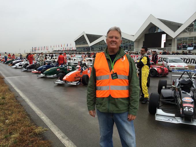 Randy Lewis je zanesenjak iz ZDA, ki potuje po celem svetu in obiskuje različna avtomobilska dirkališča ter spoznava nove države.  | Foto: osebni arhiv/Lana Kokl