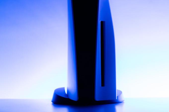 PlayStation 5 počiva na takšnem stojalu, ki ga je mogoče tudi premestiti tako, da lahko konzola stabilno leže na bok. Ta model PlayStationa 5 ima optični bralnik za medije blu-ray, mogoče pa je kupiti tudi 100 evrov cenejšo digitalno različico brez optične enote.  | Foto: Unsplash