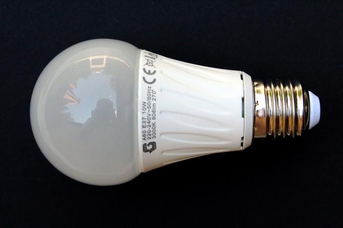 Žarnice LED imajo tudi to prednost, da je njihova pričakovana življenjska doba do desetkrat daljša od halogenskih žarnic. Pričakovana življenjska dob žarnic LED je od 15.000 do 50.000 ur, odvisno od kakovosti izdelave.  | Foto: Thomas Hilmes/Wikimedia Commons