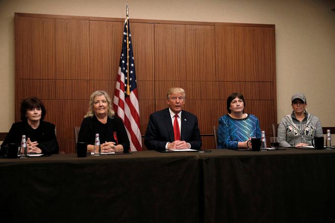 Trump in štiri domnevne žrtve zakoncev Clinton. Od leve proti desni: Kathleen Willey, Juanita Broaddrick, Kathy Shelton in Paula Jones. | Foto: Reuters