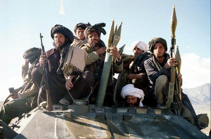 Ustanovitelji in voditelji talibanov so bili večinoma nekdanji mudžahidi, veterani vojne s sovjetsko Rdečo armado. Večino talibanske vojske pa so v 90. letih predstavljali nekdanjih učenci verskih šol, ki so zahvaljujoč savdskemu denarju delovale v begunskih taboriščih v Pakistanu, kamor so se pred Rdečo armado zatekli afganistanski civilisti. | Foto: Reuters