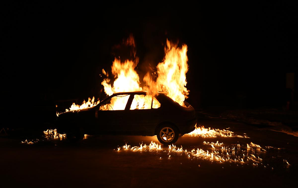 ogenj avtomobil napad goreč požar | Policisti nadaljujejo preiskavo. Fotografija je simbolična.  | Foto Shutterstock