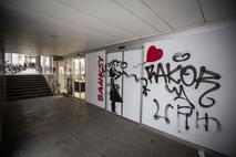Grafiti na razstavi Banksy na Čopovi ulici v Ljubljani.