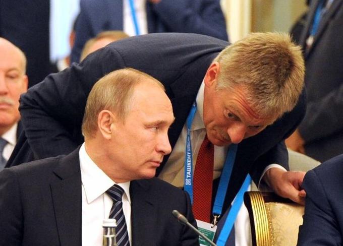 Dmitri Peskov (desno) velja za enega najtesnejših, če ne celo za najtesnejšega sodelavca ruskega predsednika Vladimirja Putina. Njegov uradni govorec je že od leta 2000, ko je Putin v Rusiji prvič prevzel oblast. | Foto: AP / Guliverimage