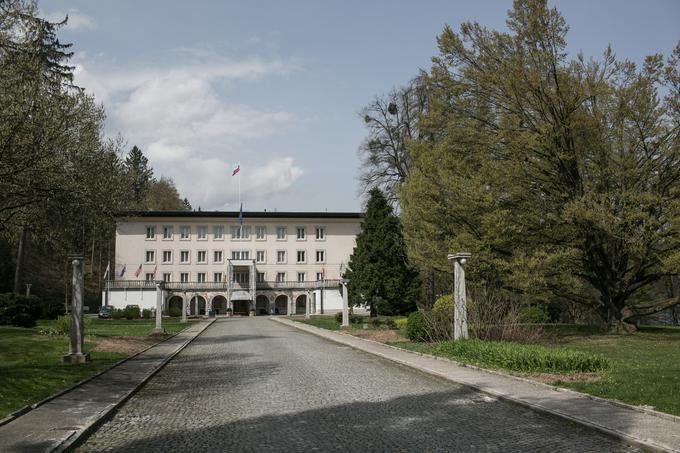 Z gradnjo Vile Bled se je med decembrom 1946 in julijem 1947 ukvarjalo 1.600 zidarjev in 800 nemških vojnih ujetnikov.  | Foto: 