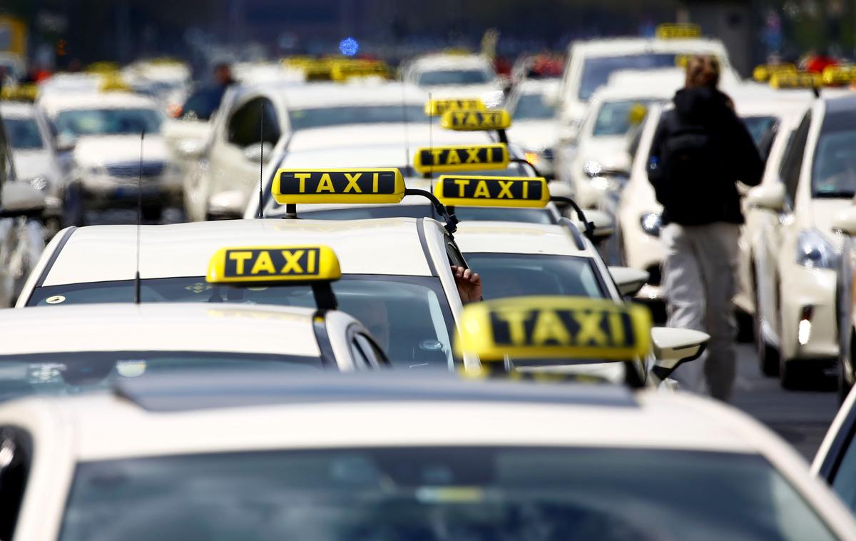 taksi Uber |  Cilj zakona je več mobilnosti, mogoče bo naročanje prevoza prek aplikacije ob vnaprej znani ceni, avtomobilu, vozniku in relaciji, je poudaril minister Jernej Vrtovec.  | Foto Reuters