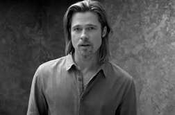VIDEO:  Tudi Brad Pitt spi oblečen zgolj v Chanelov parfum?