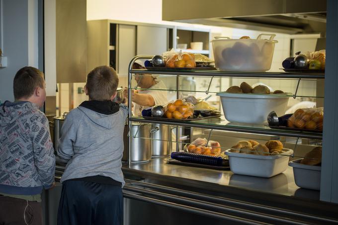 V Sloveniji je 7000 otrok, ki ne morejo pojesti toplega kosila. Ki si morda izmišljajo razloge, zaradi katerih danes ne gredo na kosilo. Ker jih je morda sram, da jim ga njihovi starši ne morejo plačati. | Foto: Bor Slana