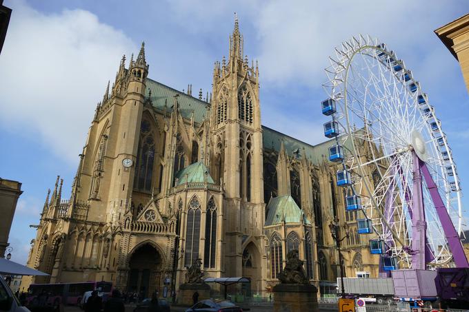 Na trg pred katedralo, ki je popek mesta, vselej pred novim letom postavijo velikansko kolo, ki je turistična atrakcija.  | Foto: Slavko Kolar