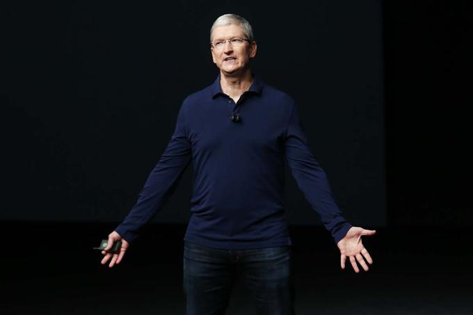Tim Cook, direktor Appla, je tovrstne analize cen materialov za iPhone v preteklosti večkrat kritiziral, saj po njegovem mnenju "niso niti približno natančne in so daleč od resnice". Apple ima že nekaj let največje dobičke med vsemi podjetji na svetu (klik na fotografijo za povezavo do vira), iPhone pa predstavlja kar dve tretjini vseh izdelkov, ki jih Apple proda.  | Foto: Reuters