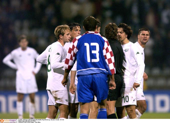 Slovenija bi skoraj nastopila na treh zaporednih velikih tekmovanjih, a je v dodatnih kvalifikacijah za Euro 2004 zapravila veliko priložnost proti Hrvaški. V Zagrebu je remizirala 1:1, nato pa v Ljubljani kljub igralcu več izgubila z 0:1. | Foto: Reuters