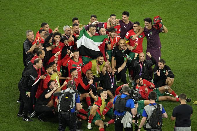 Kapetani nekaterih reprezentanc v Katarju niso smeli nositi trakov v podporo skupnosti LGBT, so pa zato igralci Maroka zmago nad Španijo proslavljali tudi s palestinsko zastavo, kar je nedvomno politična gesta. | Foto: Guliverimage/Vladimir Fedorenko