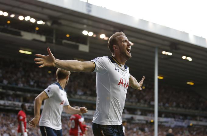 Čast angleškega nogometa brani napadalec Tottenhama Harry Kane. | Foto: Reuters